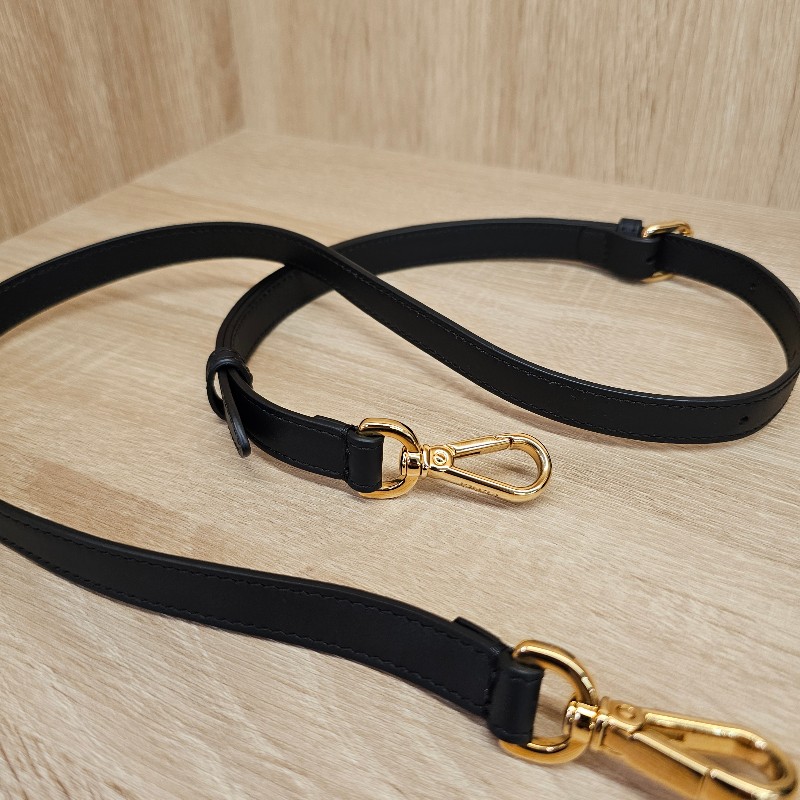 [品況優甜價出❣️少見品項] Fendi FFlogo黑色牛皮拉鏈斜背相機包-17