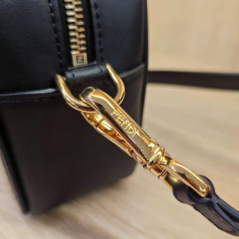 [品況優甜價出❣️少見品項] Fendi FFlogo黑色牛皮拉鏈斜背相機包-20