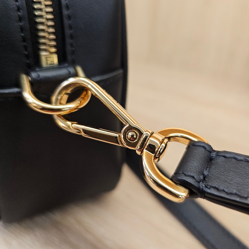 [品況優甜價出❣️少見品項] Fendi FFlogo黑色牛皮拉鏈斜背相機包-21
