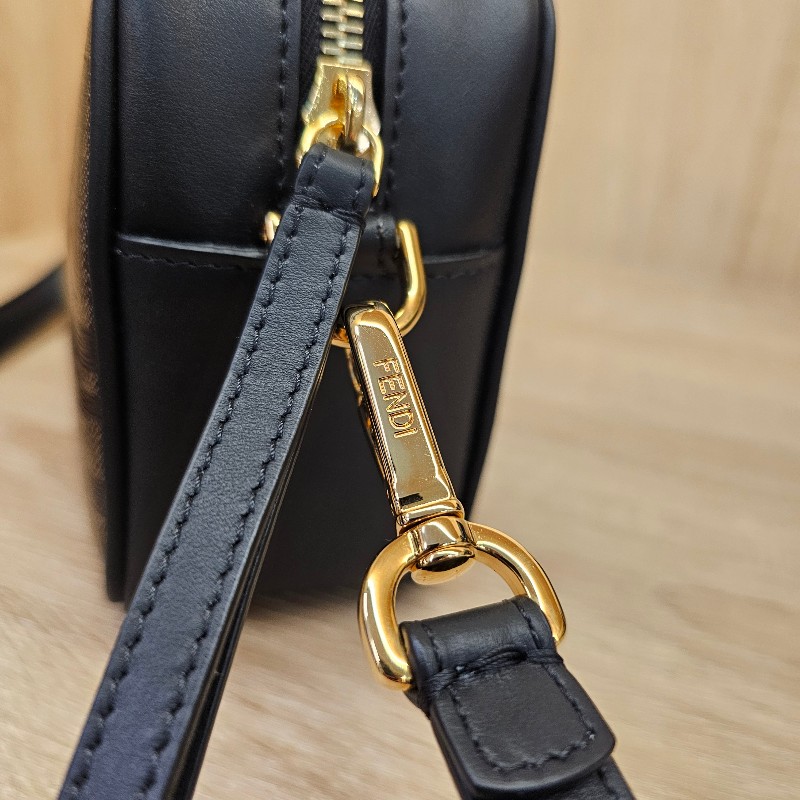 [品況優甜價出❣️少見品項] Fendi FFlogo黑色牛皮拉鏈斜背相機包-22