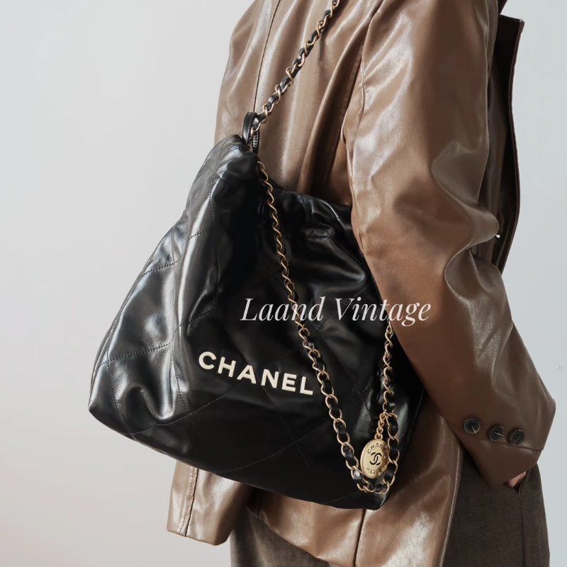 CHANEL 22 Bag - 中號白字黑金-13