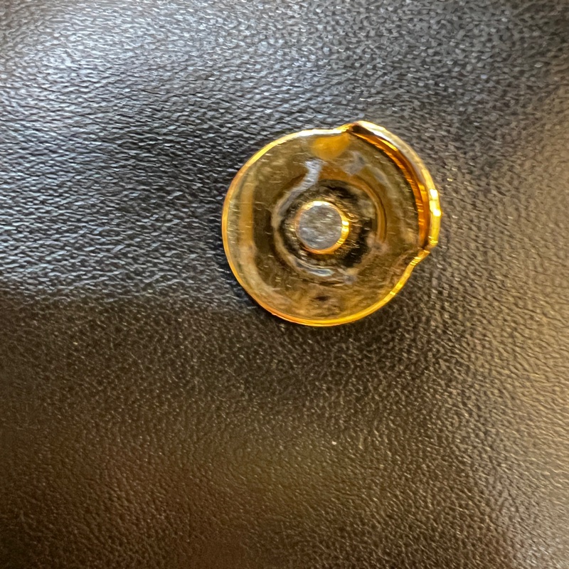 YSL 黑牛皮金釦Lou Lou Toy斜背包-12