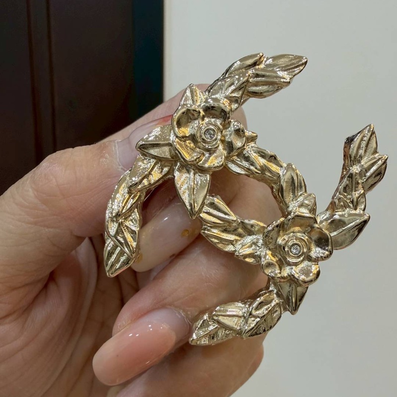 全新chanel 香奈兒 2024 金色 水鑽 山茶花 飾品 胸針 別針-3