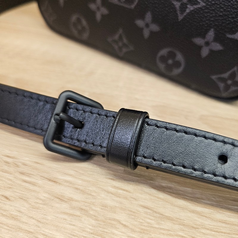 [品況優❣️] LV黑灰老花拉鏈斜背相機包-12