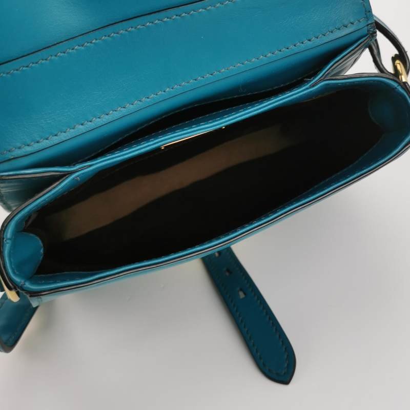 Miu Miu 牛皮純色金屬鎖扣翻蓋斜挎包單肩包-6