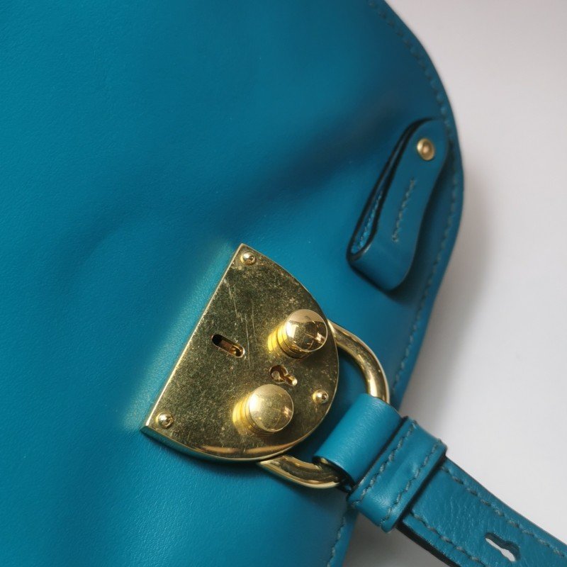 Miu Miu 牛皮純色金屬鎖扣翻蓋斜挎包單肩包-12