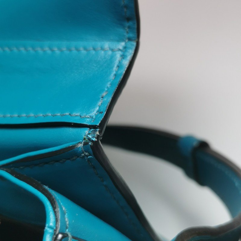 Miu Miu 牛皮純色金屬鎖扣翻蓋斜挎包單肩包-18