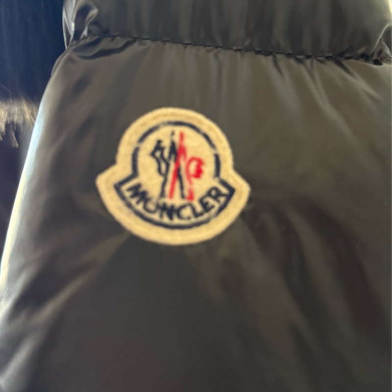 天氣冷了☃️Moncler 黑色A字版型顯瘦，黃金尺寸3號-1