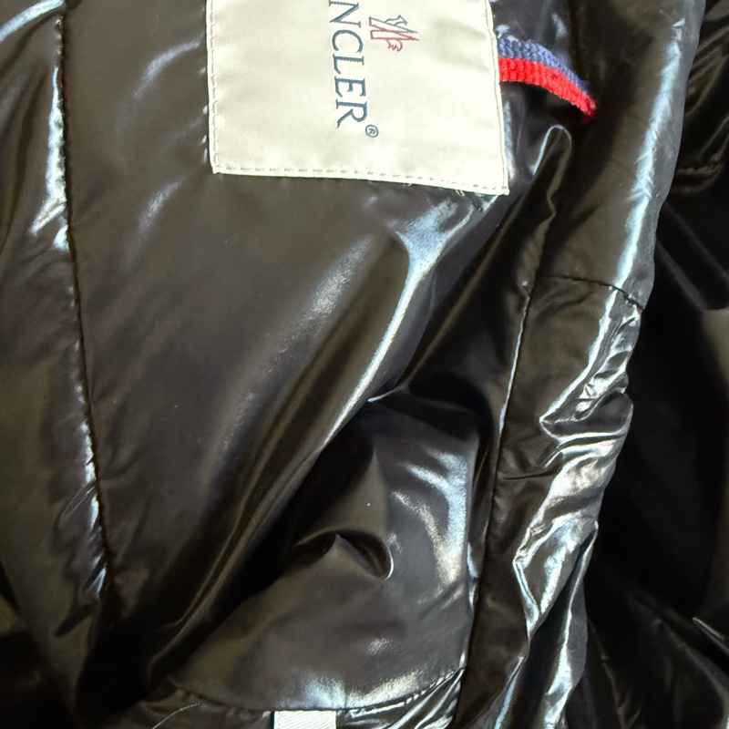 天氣冷了☃️Moncler 黑色A字版型顯瘦，黃金尺寸3號-4