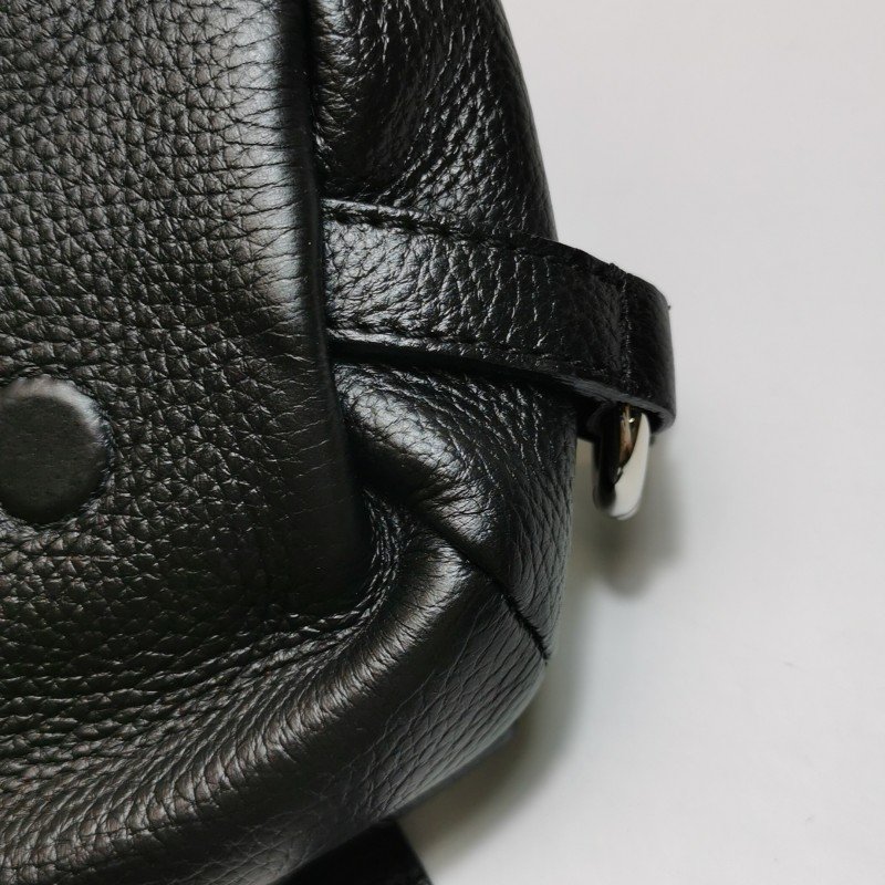 Burberry 牛皮純色字母Logo斜挎單肩包-14