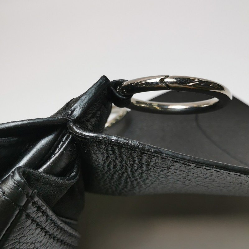 Burberry 牛皮純色字母Logo斜挎單肩包-19