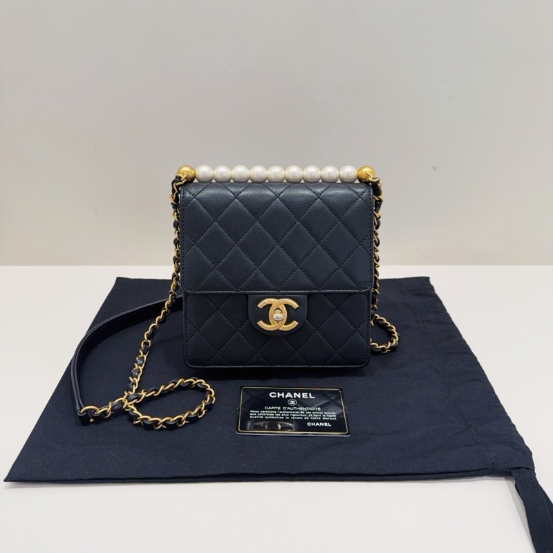Chanel 黑金菱格羊皮竪版珍珠鏈條包 尺寸約16*4*17cm 附件：防塵袋、29開身份卡 金屬鏈條搭配珍珠-0