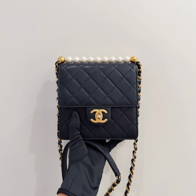 Chanel 黑金菱格羊皮竪版珍珠鏈條包 尺寸約16*4*17cm 附件：防塵袋、29開身份卡 金屬鏈條搭配珍珠-1