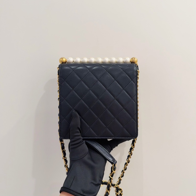 Chanel 黑金菱格羊皮竪版珍珠鏈條包 尺寸約16*4*17cm 附件：防塵袋、29開身份卡 金屬鏈條搭配珍珠-2