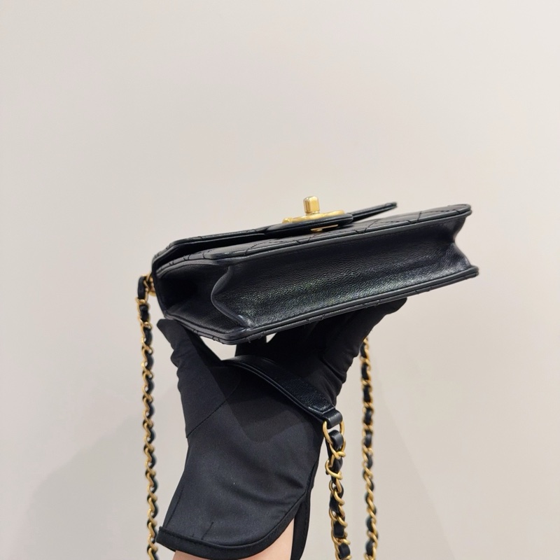 Chanel 黑金菱格羊皮竪版珍珠鏈條包 尺寸約16*4*17cm 附件：防塵袋、29開身份卡 金屬鏈條搭配珍珠-3