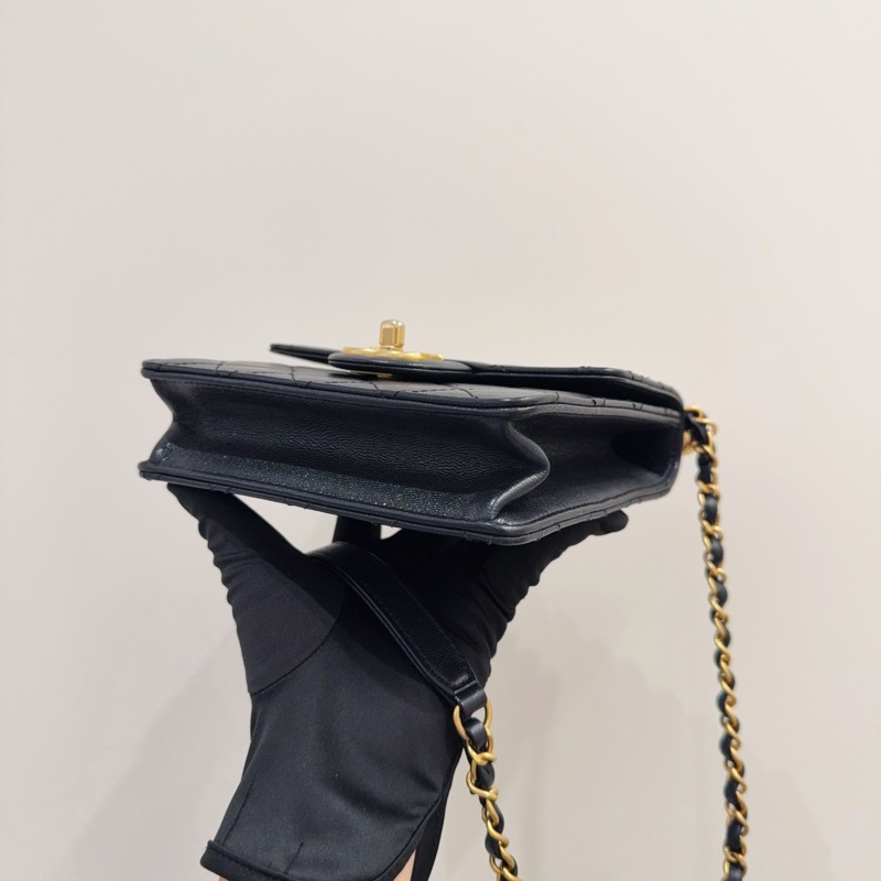 Chanel 黑金菱格羊皮竪版珍珠鏈條包 尺寸約16*4*17cm 附件：防塵袋、29開身份卡 金屬鏈條搭配珍珠-4