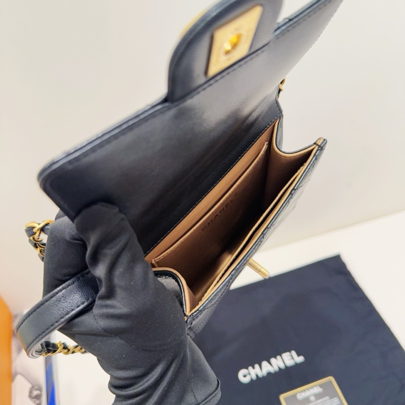 Chanel 黑金菱格羊皮竪版珍珠鏈條包 尺寸約16*4*17cm 附件：防塵袋、29開身份卡 金屬鏈條搭配珍珠-5