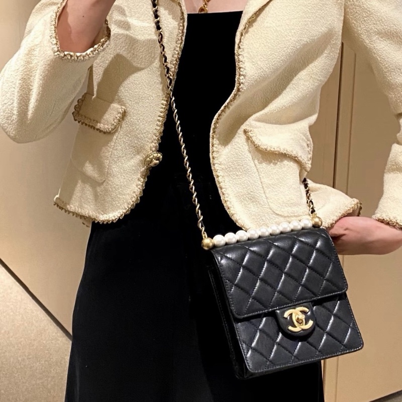 Chanel 黑金菱格羊皮竪版珍珠鏈條包 尺寸約16*4*17cm 附件：防塵袋、29開身份卡 金屬鏈條搭配珍珠-8