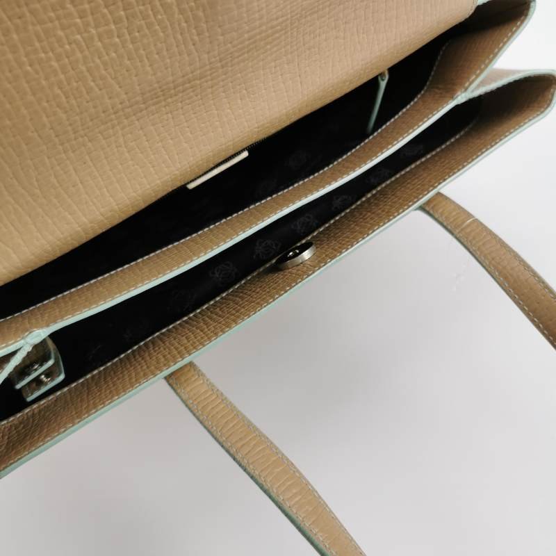 Loewe 牛皮純色字母Logo壓印手提包-6