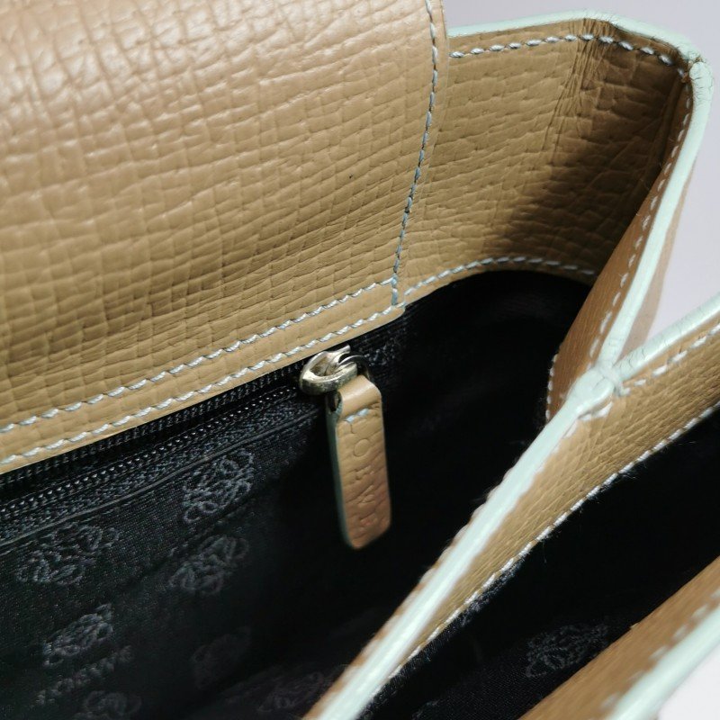 Loewe 牛皮純色字母Logo壓印手提包-12