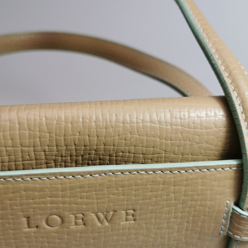 Loewe 牛皮純色字母Logo壓印手提包-15