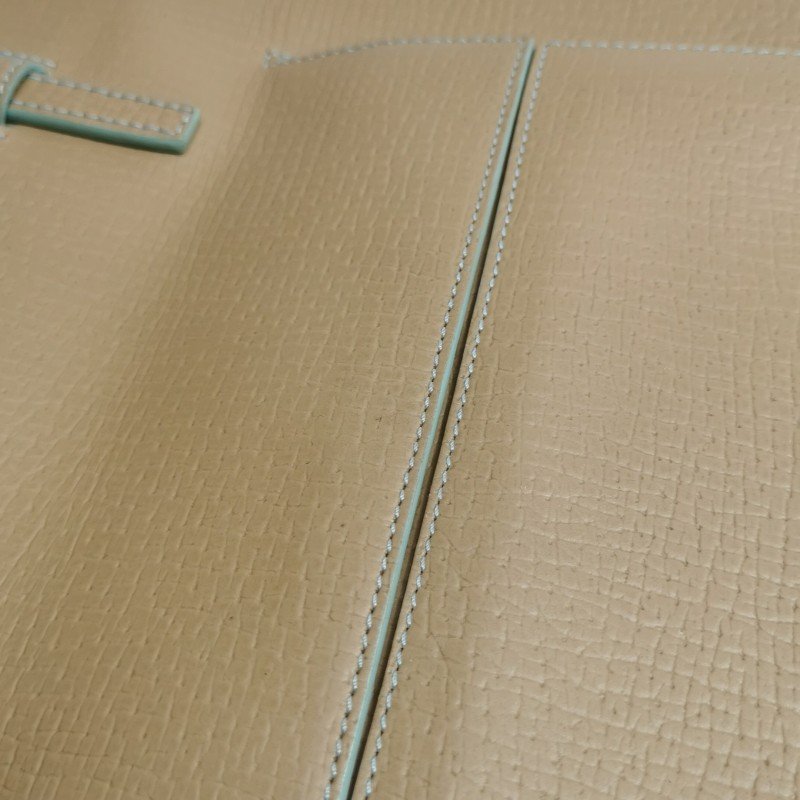 Loewe 牛皮純色字母Logo壓印手提包-16