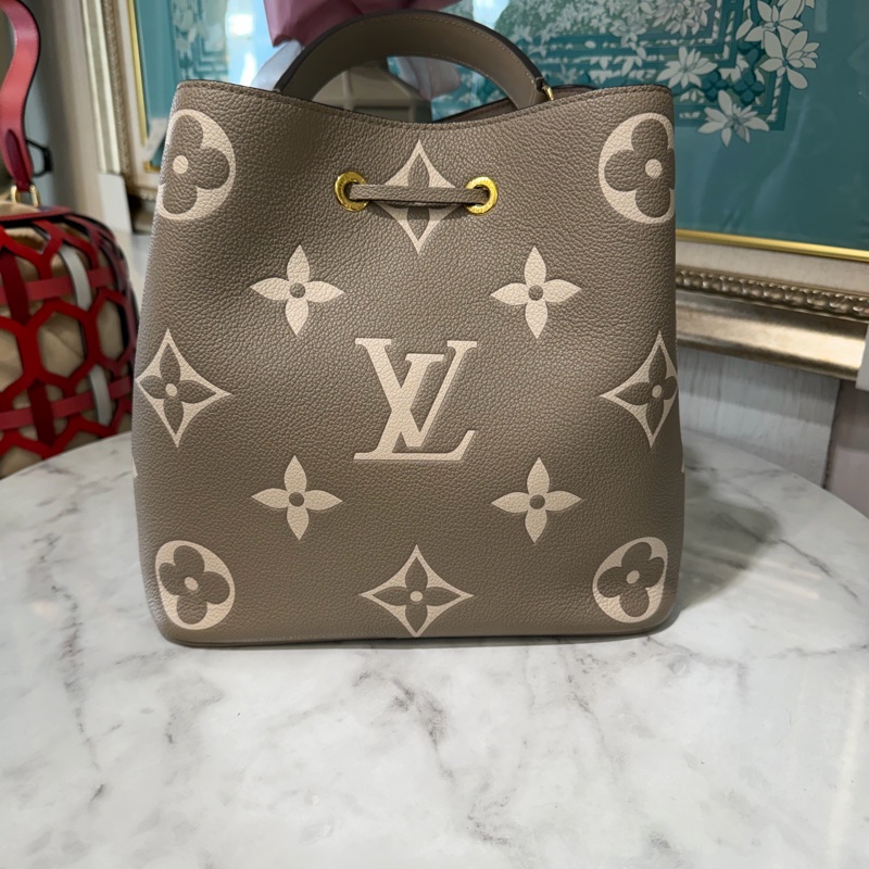 LV班鳩灰牛皮壓紋Neo Noe MM金釦束口肩斜水桶包M45555-1