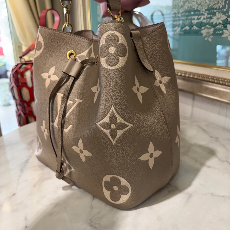 LV班鳩灰牛皮壓紋Neo Noe MM金釦束口肩斜水桶包M45555-3