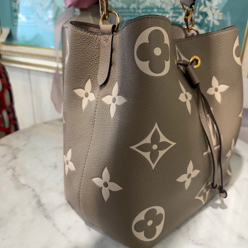 LV班鳩灰牛皮壓紋Neo Noe MM金釦束口肩斜水桶包M45555-4