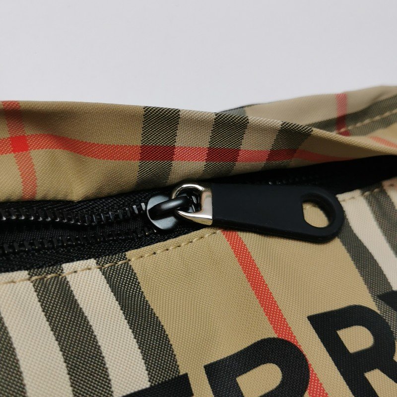 Burberry 牛皮尼龍布格紋字母Logo手拿包-9