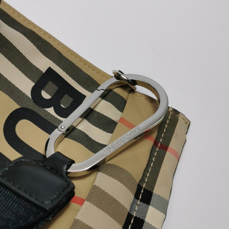Burberry 牛皮尼龍布格紋字母Logo手拿包-10