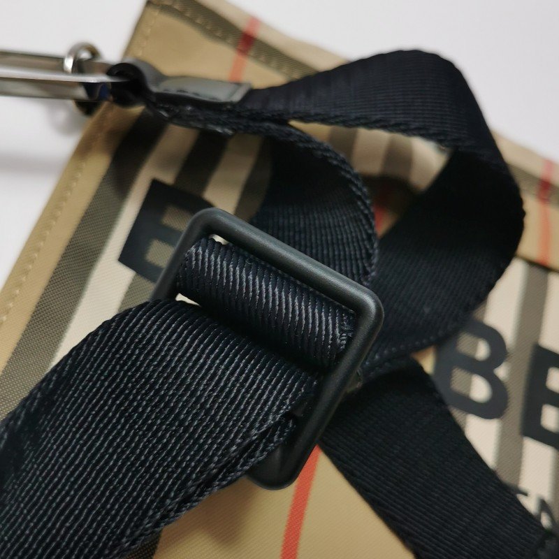 Burberry 牛皮尼龍布格紋字母Logo手拿包-11