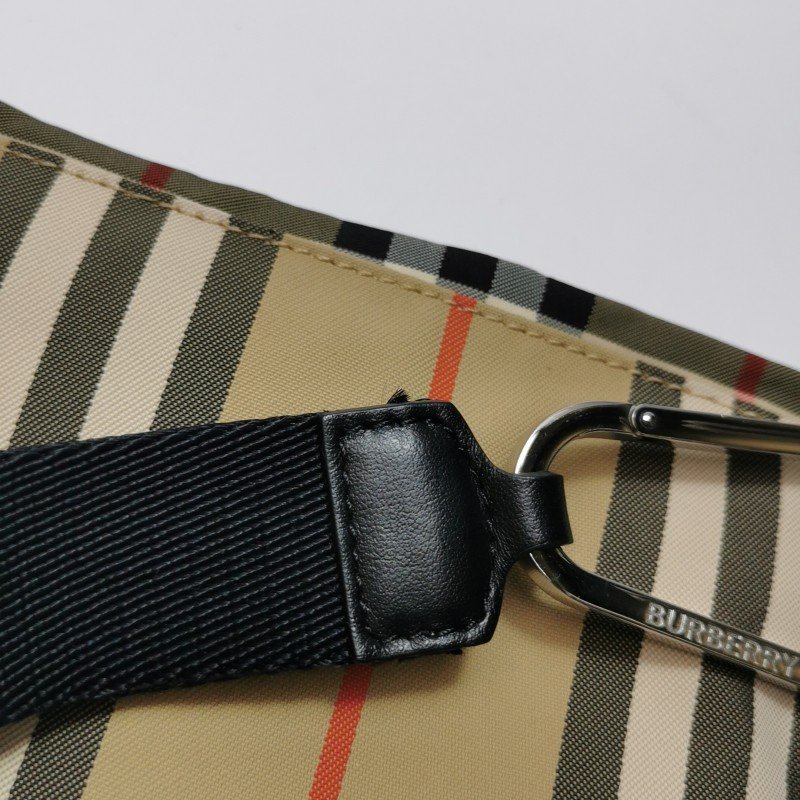 Burberry 牛皮尼龍布格紋字母Logo手拿包-18