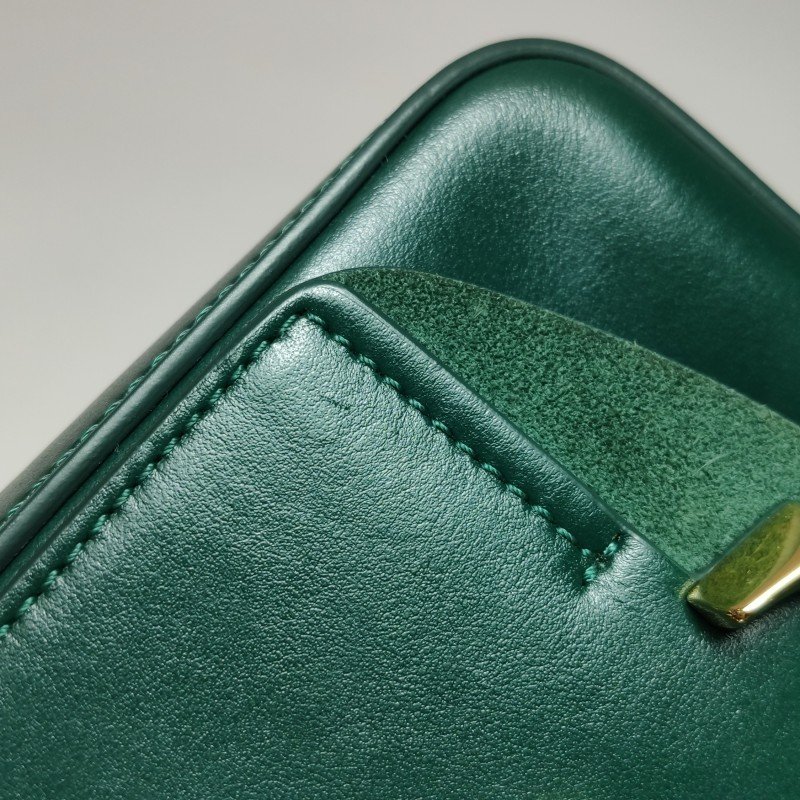 Chloe C迷你牛皮翻毛皮拼皮字母C徽飾斜挎包-15