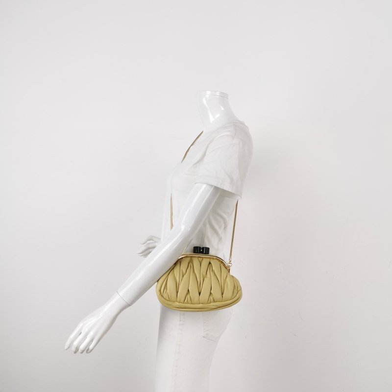 Miu Miu Belle 羊皮拼色褶皺金屬扣斜挎包-1