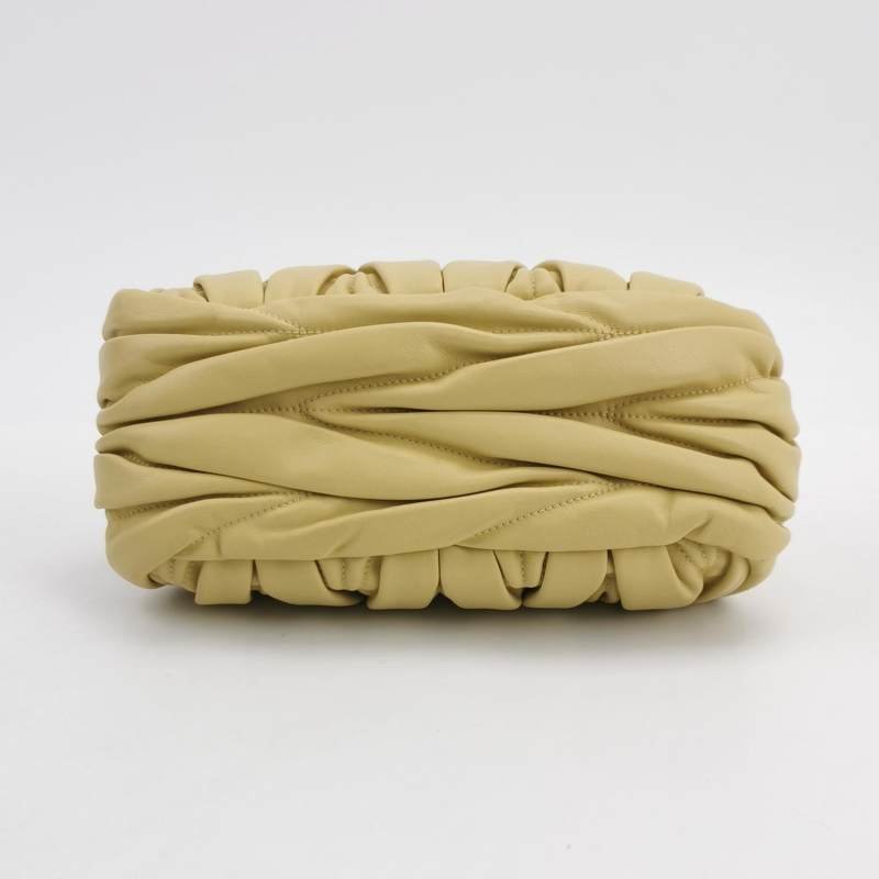 Miu Miu Belle 羊皮拼色褶皺金屬扣斜挎包-5