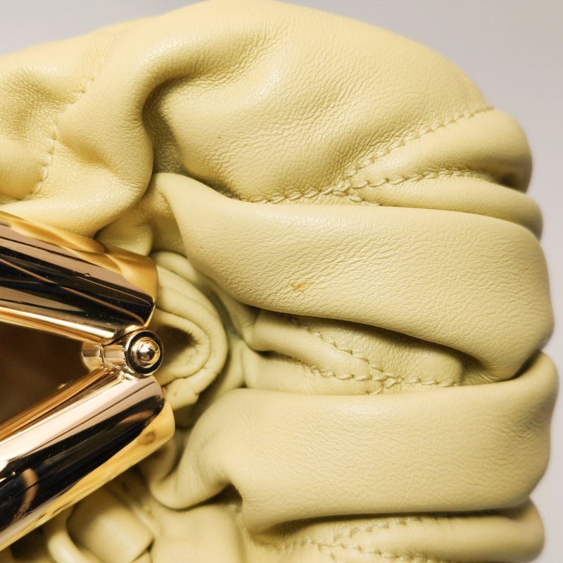 Miu Miu Belle 羊皮拼色褶皺金屬扣斜挎包-13