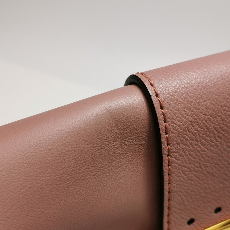 Burberry Buckle 牛皮金屬字母Logo搭扣斜挎包斜挎包-13