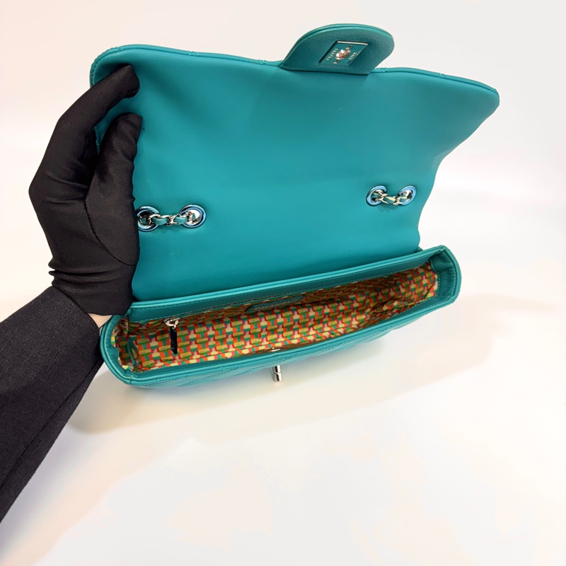 CHANEL土耳其藍銀釦橡膠拚印花尼龍布雙用口蓋包A93154-12