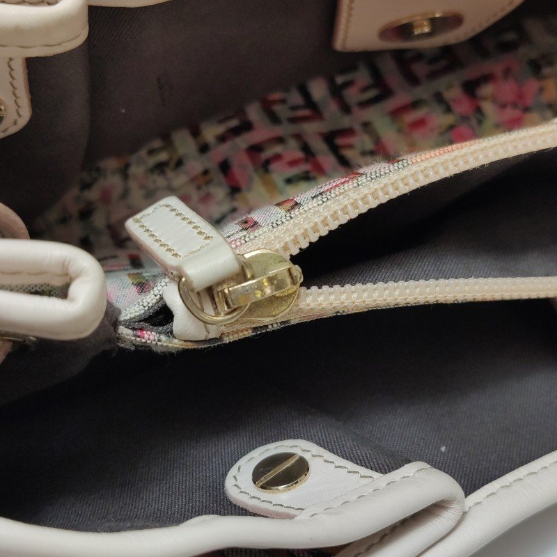 Fendi 牛皮帆布拼色雙F Logo吊墜單肩包-11