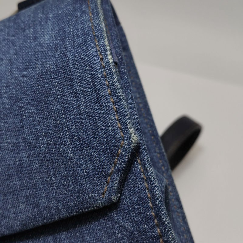 Miu Miu Miu Lady 牛皮牛仔布純色大花圓扣斜挎包單肩包-17