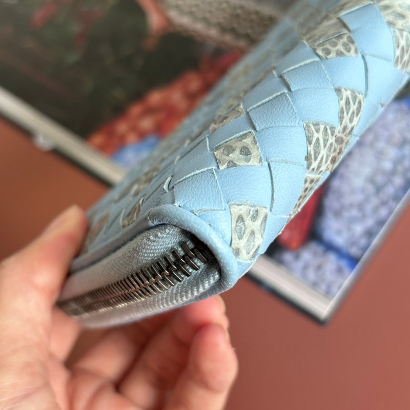 收藏品 ::Bottega Veneta:: Light Blue 水藍色羊皮x水蛇皮革編織 拉鍊長夾-9