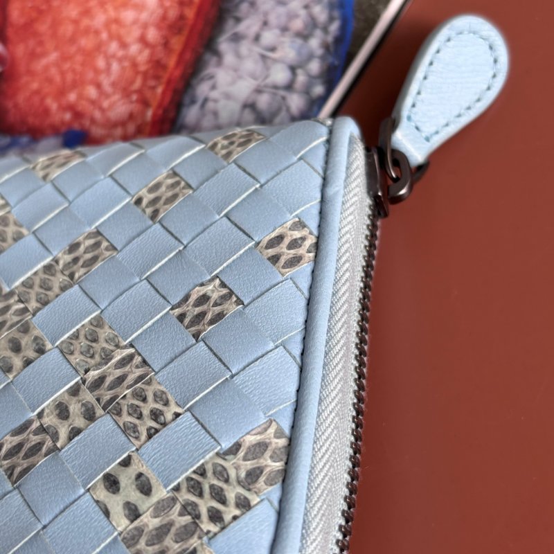 收藏品 ::Bottega Veneta:: Light Blue 水藍色羊皮x水蛇皮革編織 拉鍊長夾-15