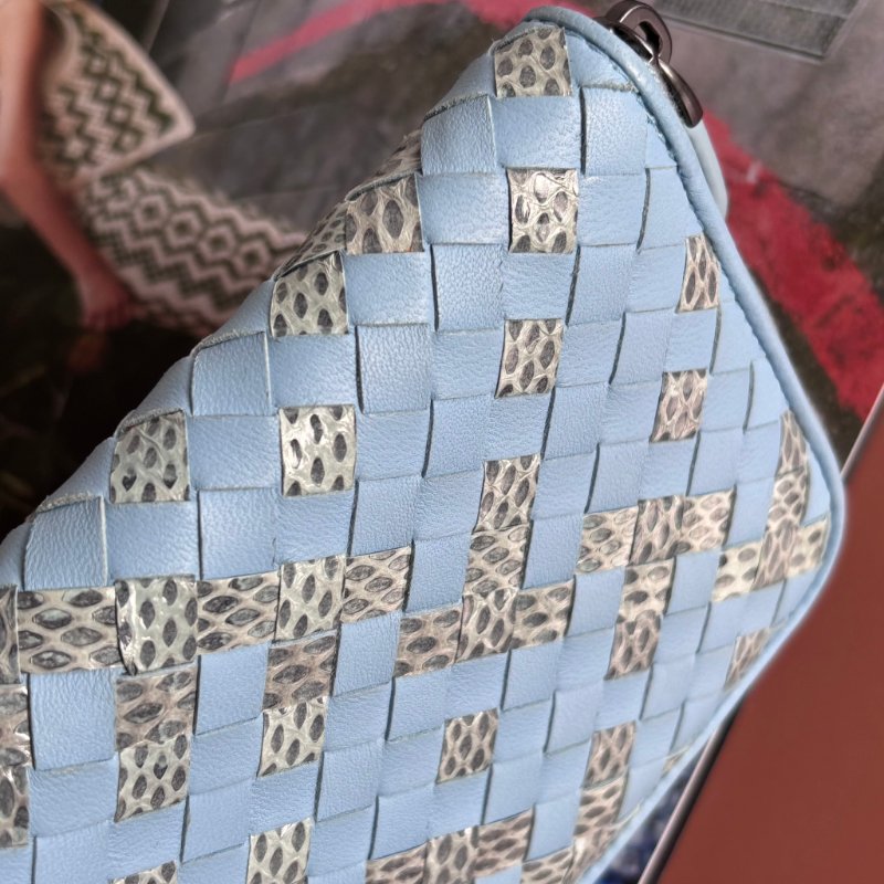 收藏品 ::Bottega Veneta:: Light Blue 水藍色羊皮x水蛇皮革編織 拉鍊長夾-19