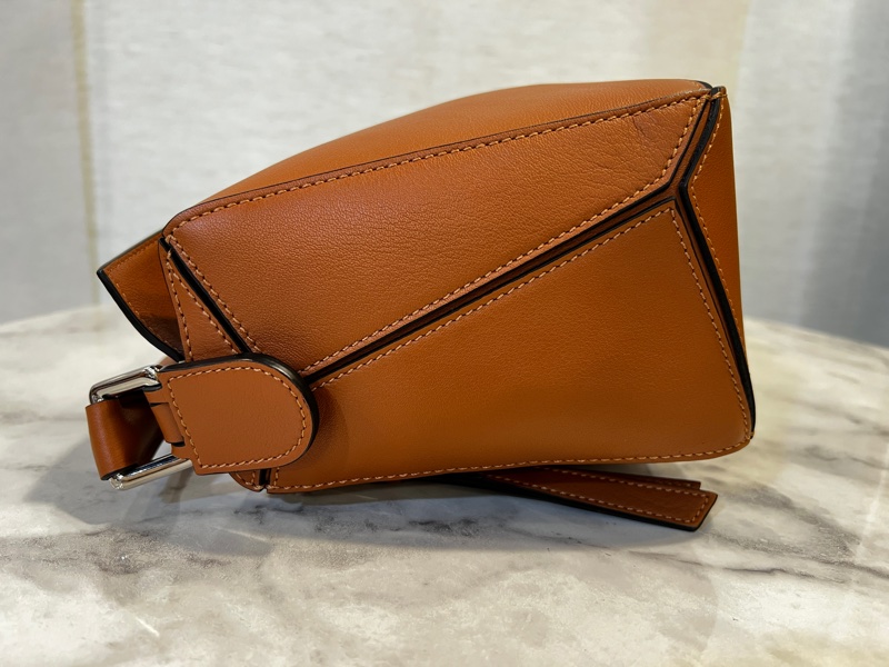 Loewe 焦糖牛皮銀釦PuzzleSmall手提斜背包-4