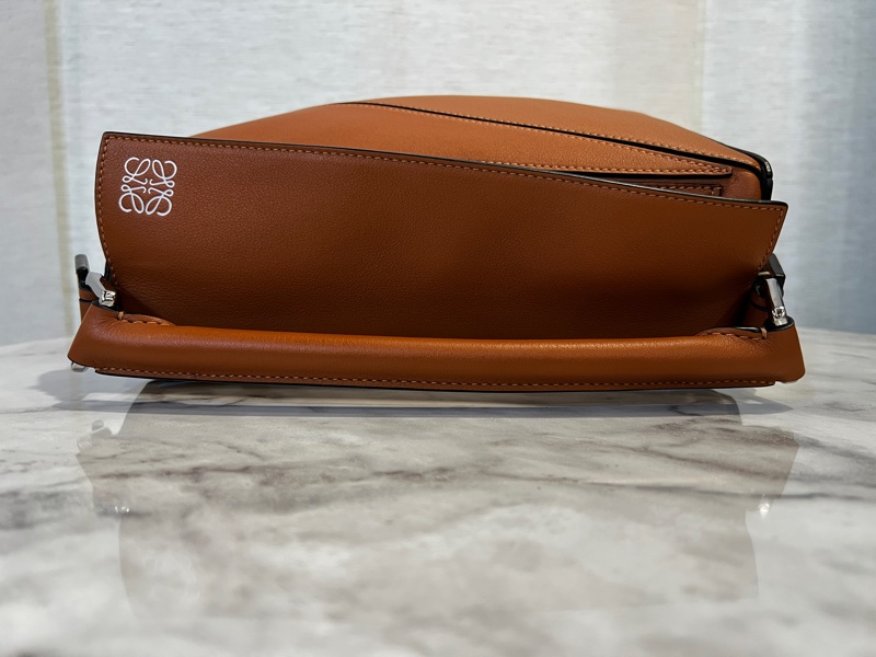 Loewe 焦糖牛皮銀釦PuzzleSmall手提斜背包-5