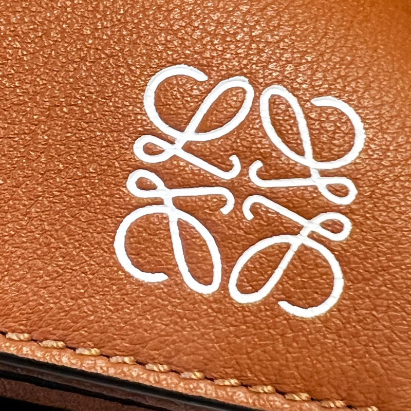 Loewe 焦糖牛皮銀釦PuzzleSmall手提斜背包-6