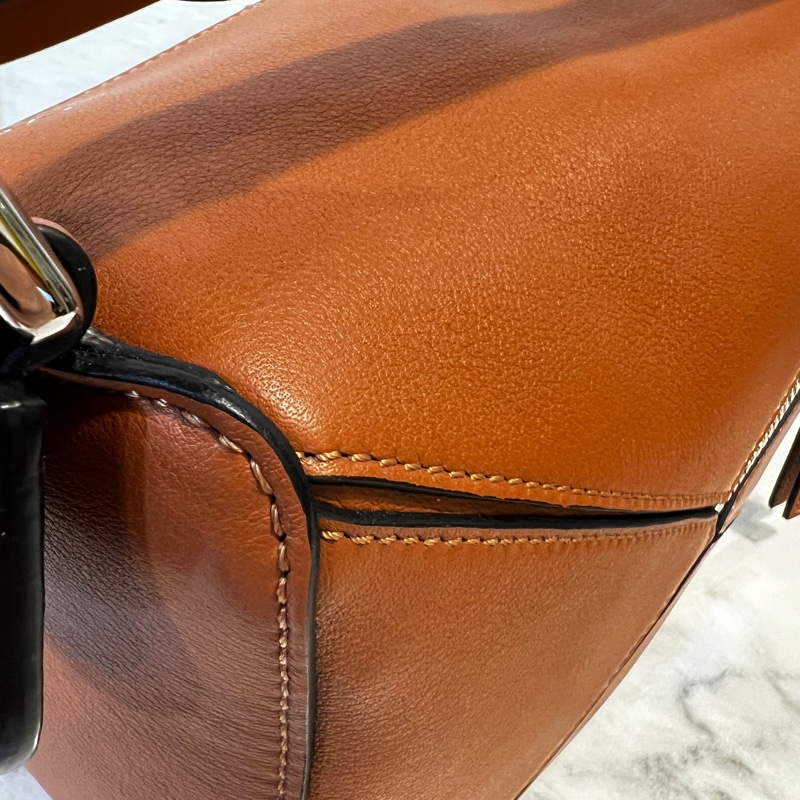 Loewe 焦糖牛皮銀釦PuzzleSmall手提斜背包-11