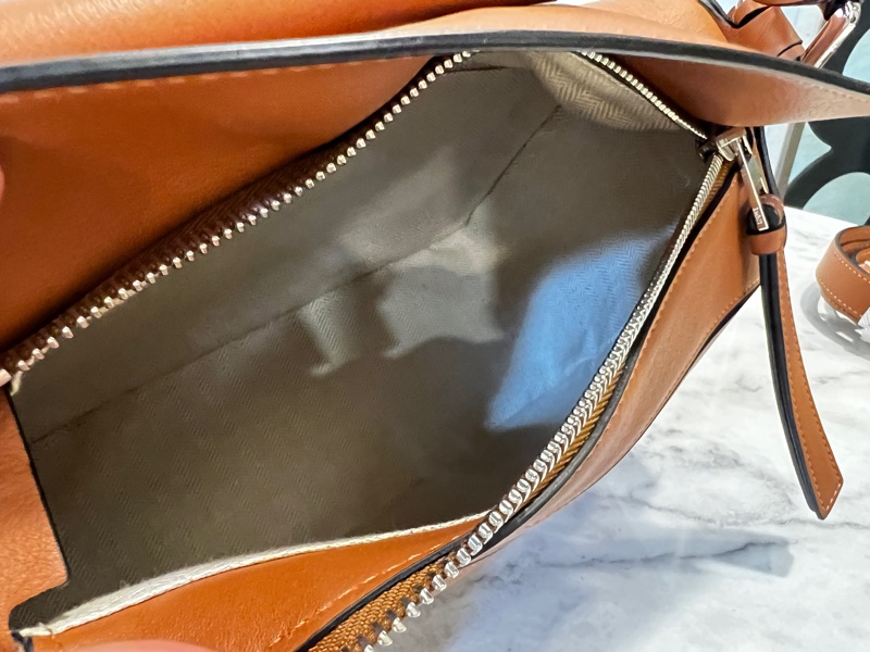 Loewe 焦糖牛皮銀釦PuzzleSmall手提斜背包-13