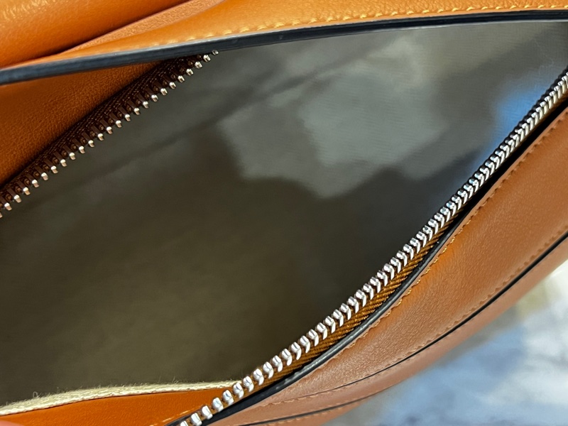 Loewe 焦糖牛皮銀釦PuzzleSmall手提斜背包-14